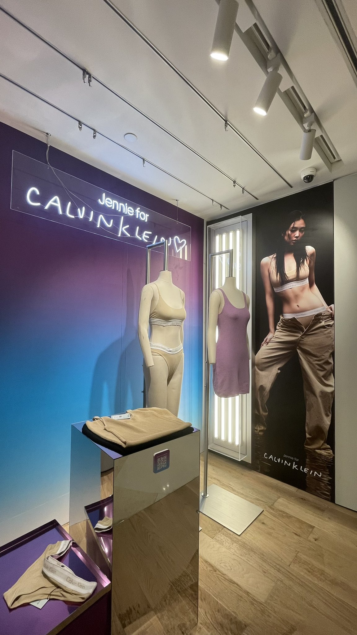 ᴱᴬᴿᵀᴴ ᴶᴱᴺᴺᴵᴱ on X: Jennie for Calvin Klein pop-up store in Singapore,  Guangzhou and Hongkong Cr : _Zzko, 一口起多司 , flourish_c , & rubyjaneroses  JENNIE CALVIN KLEIN LAUNCH #JENNIEforCALVINKLEIN  /  X