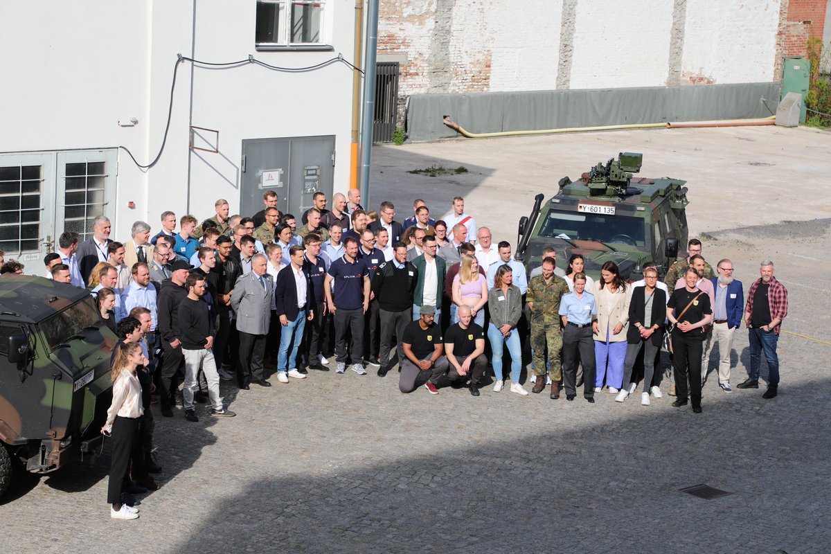 CIHBw's tweet image. Das war Tag 1 der #DOLOSChallenge! Zum Auftakt haben sich #Startups in diversen Workshops gemeinsam mit potenziellen Nutzer:innen der #Bundeswehr zu neuen computergestützten Systemen zum #Tarnen &amp;amp; #Täuschen ausgetauscht und ihre kreativen Lösungen gepitcht.