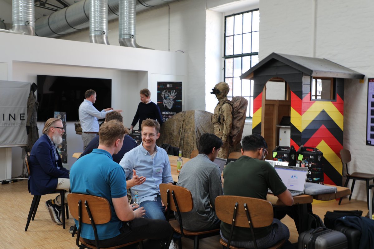 CIHBw's tweet image. Das war Tag 1 der #DOLOSChallenge! Zum Auftakt haben sich #Startups in diversen Workshops gemeinsam mit potenziellen Nutzer:innen der #Bundeswehr zu neuen computergestützten Systemen zum #Tarnen &amp;amp; #Täuschen ausgetauscht und ihre kreativen Lösungen gepitcht.