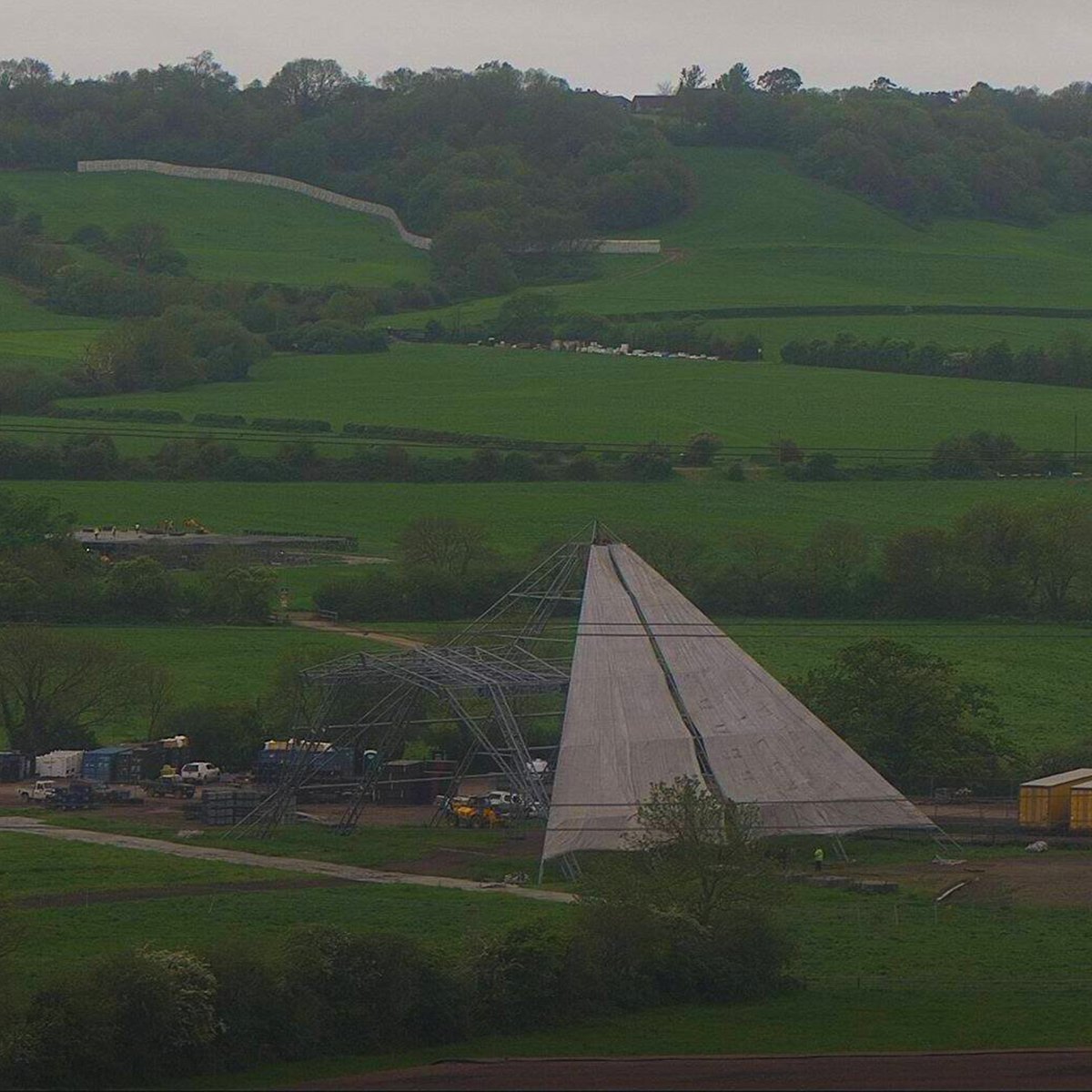 GlastoFestFeed's tweet image. And so it starts… The Pyramid Stage is finally starting to get her pretty party frock on! ✨ LET&apos;S GOOO! 👗💃

#Glastonbury2023 #BuildProgress