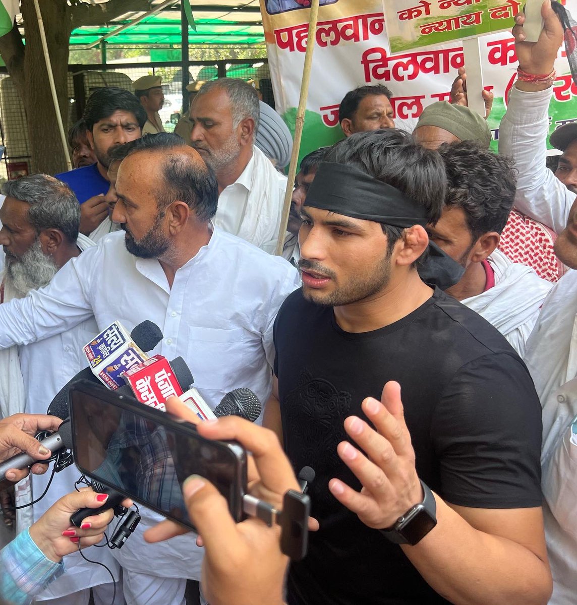 pawankumar86kg's tweet photo. अब तक आरोप�� की गिरफ़्तारी ना होने पर हम काला दिवस मना रहे हैं। आप सब से भी अपील है हमारा साथ दें 🙏
#Black_Day_11_May 
#WeWantJustice 
#WrestlersProtest https://t.co/BDwpeQpqzI
