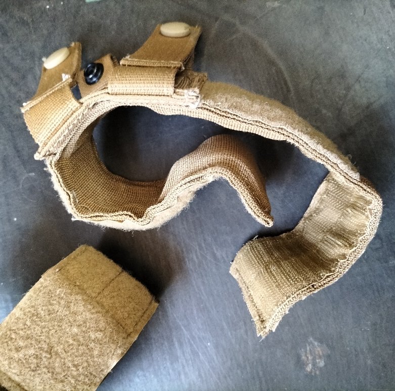 www_ihagun_net's tweet photo. コヨーテ色のウェポンキャッチ。前は海兵の戦闘部隊がよく使用していたけど今でも使っているかな?ショットガン等を使用しない時に身体にブラつかないように固定するものだけど、他の用途にも使うそうです。

https://t.co/IXZsCZNzqG

#fsbe #ウェポンキャッチ #weponcatch #コヨーテ https://t.co/7ZwJ2IENWf