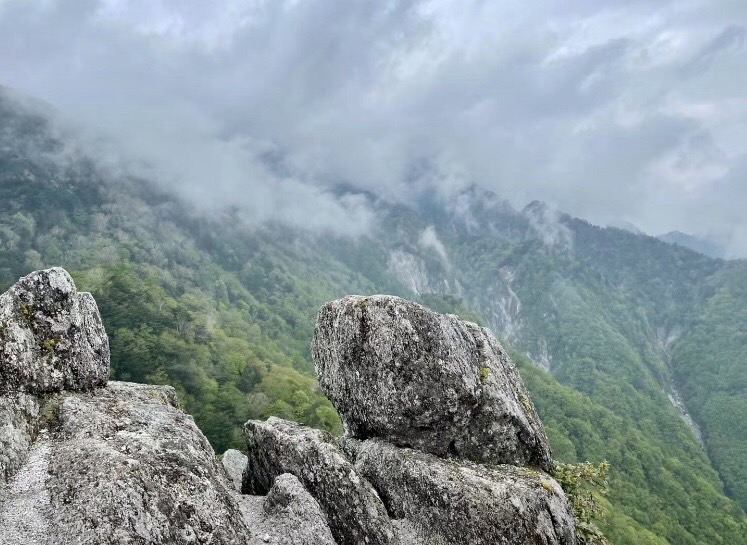 theamthyrith's tweet photo. 日向山は南アルプスに背を向けて、斜めに富士山に向かって、🗻素敵な展望山頂です👍
#日向山
#百名山
#山に登る https://t.co/q5YlWW07jR
