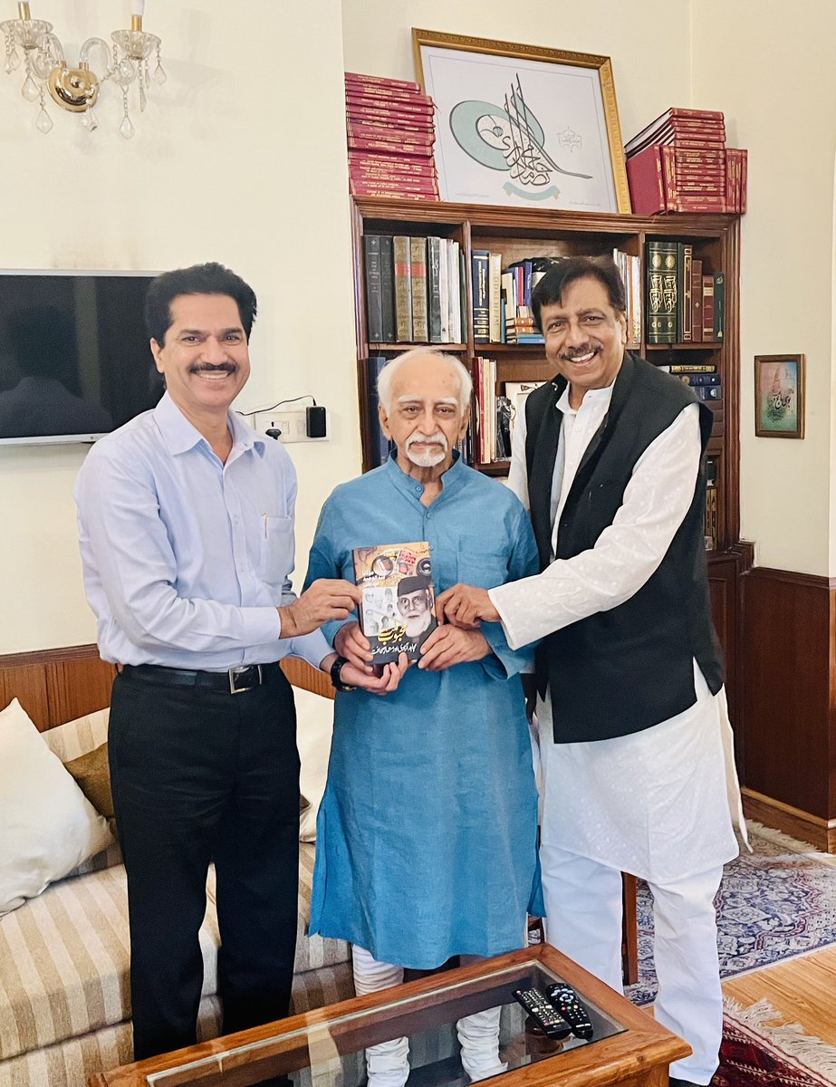 ShafiqueHasan's tweet image. With veteran journalist and former Member of Parliament @shahid_siddiqui Sb presenting the newly published book ‘Maulana Abdul Waheed Siddiqui: Mujahide-Azadi aur Meyma’re-Sahafat’ to former Vice President of India Janab #HamidAnsari Saheb at his residence.