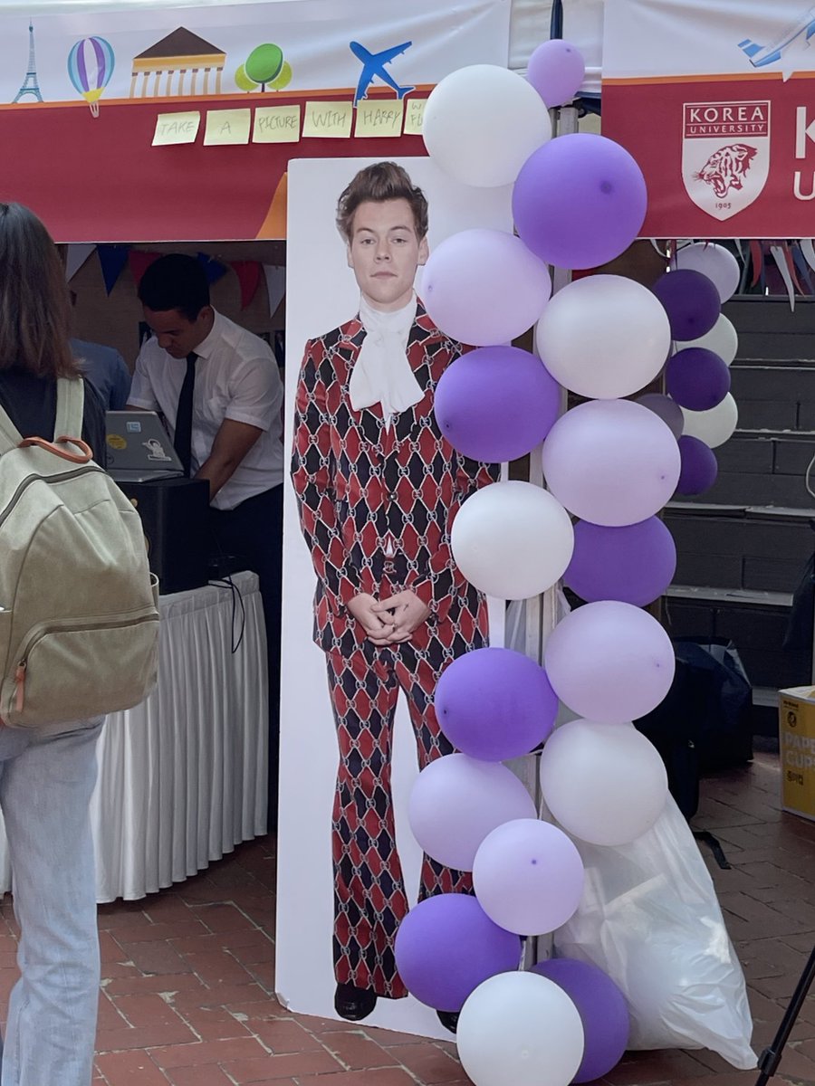 iamrkrn_'s tweet photo. was passing by our annual festival by international students…
when you already have a photo with him hehe https://t.co/BRlwKBZkRx