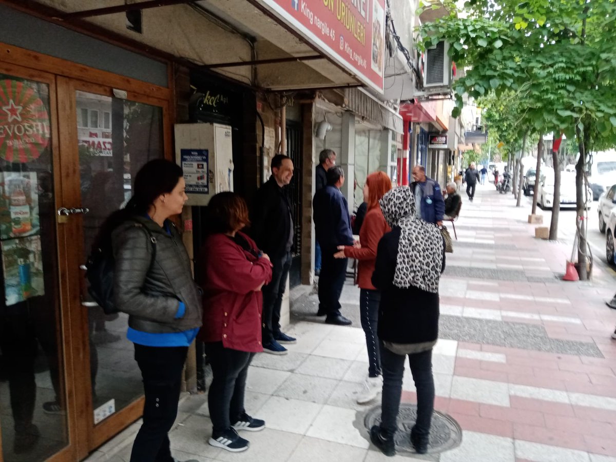 filiztugce_'s tweet photo. Bugün sabah servis bekleyen işçilerimizi ziyaret ederek, çalışmalarında kolaylıklar diledik. 

Emeğin en büyük simgesi olan işçilerimize hak ettikleri yaşam standartlarını biz sağlayacağız çok az kaldı.

#Manisa #İşçi #azkaldı #TarihYazacağız https://t.co/DyUb6FqyNX