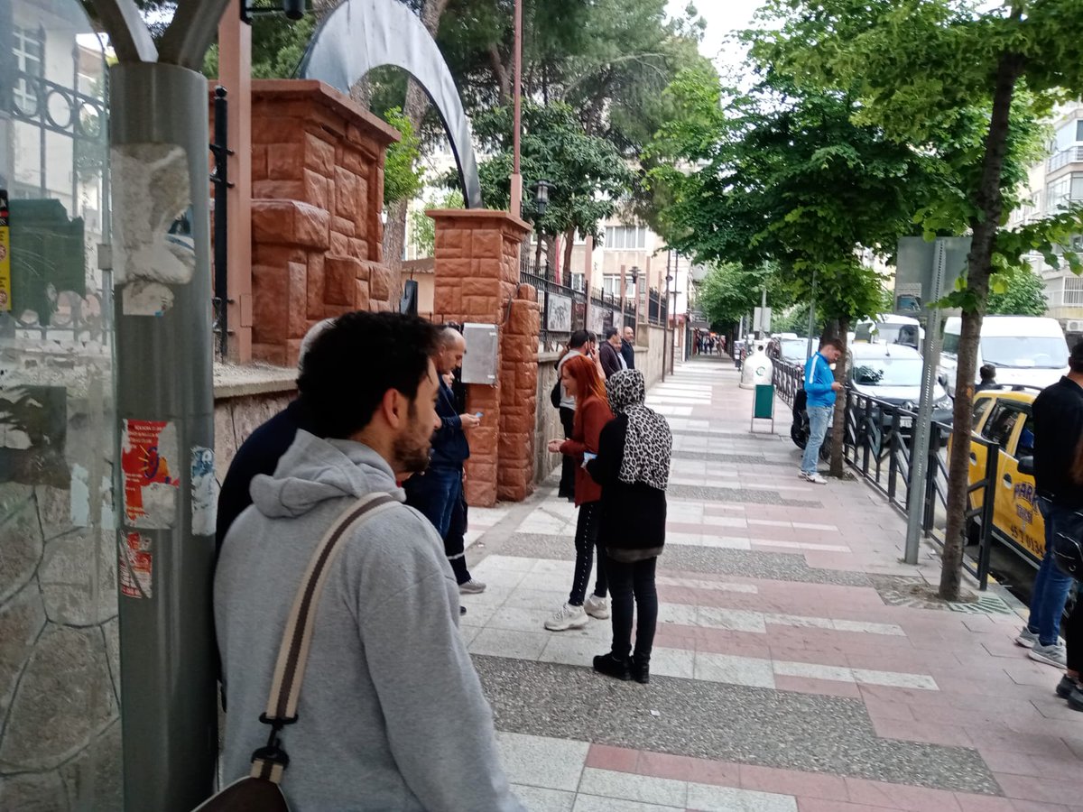 filiztugce_'s tweet photo. Bugün sabah servis bekleyen işçilerimizi ziyaret ederek, çalışmalarında kolaylıklar diledik. 

Emeğin en büyük simgesi olan işçilerimize hak ettikleri yaşam standartlarını biz sağlayacağız çok az kaldı.

#Manisa #İşçi #azkaldı #TarihYazacağız https://t.co/DyUb6FqyNX