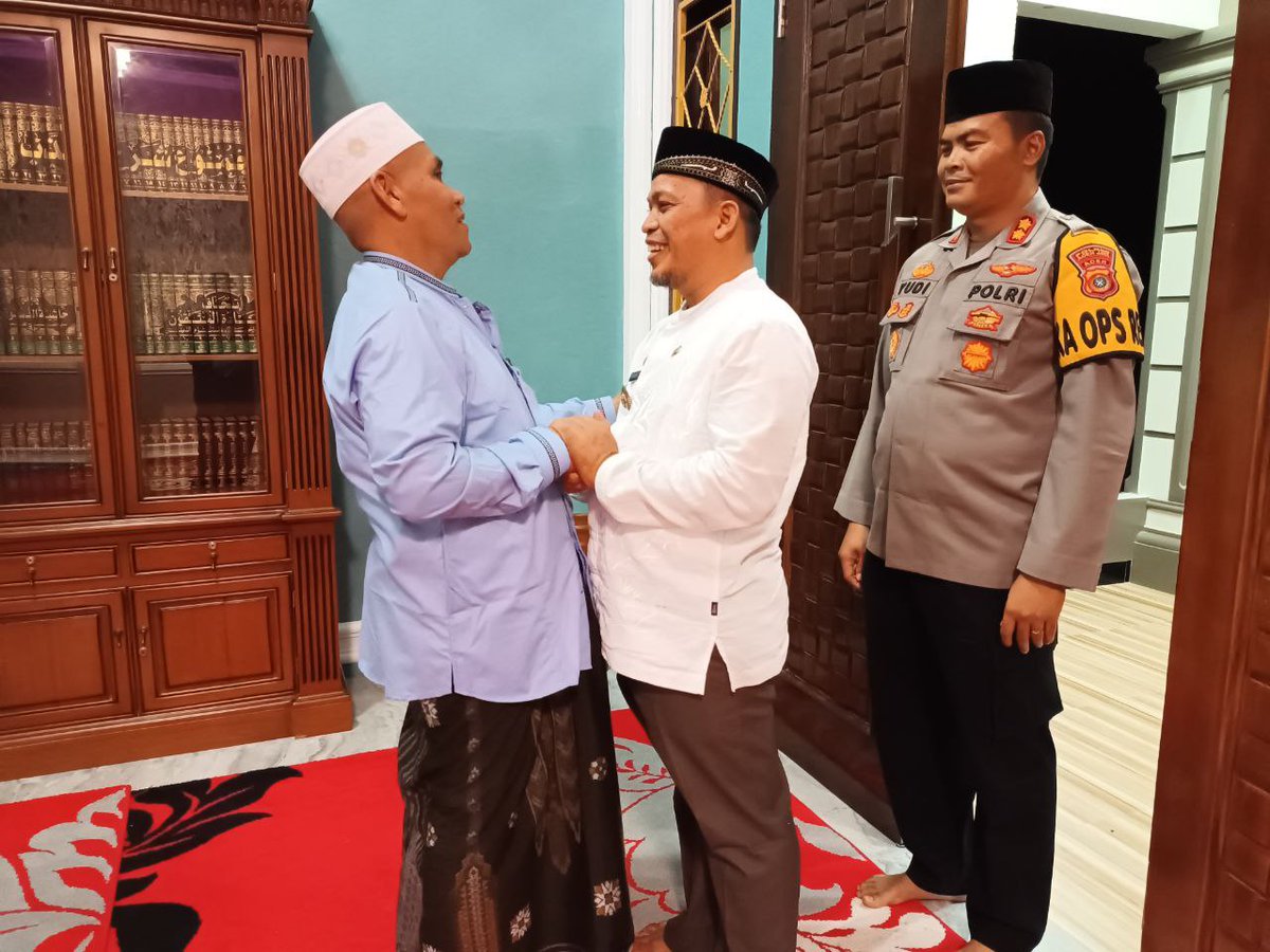 doktornurdin's tweet photo. Silaturahmi bersama Walidi ( tengku haji mustafa sarong) pimpinan pesantren darul abrar sayeng, Kabupaten Aceh Jaya https://t.co/6drnqDkmNn