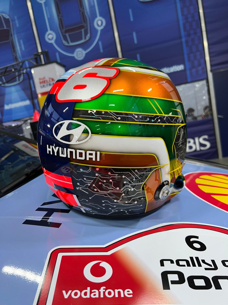 A partir de hoy <a href="/DaniSordo/">Dani Sordo</a> afronta su participación número 1️⃣4️⃣ en el Rally de Portugal con este recuerdo en su casco a Craig Breen 🇵🇹 

#ForCraig 💚🤍🧡