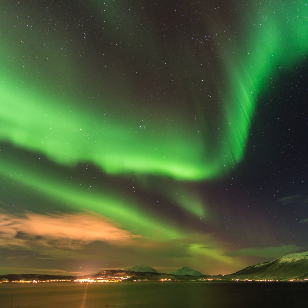 Una mancha solar que apunta a la Tierra va a provocar increíbles auroras esta semana. Abro hilo ☀️