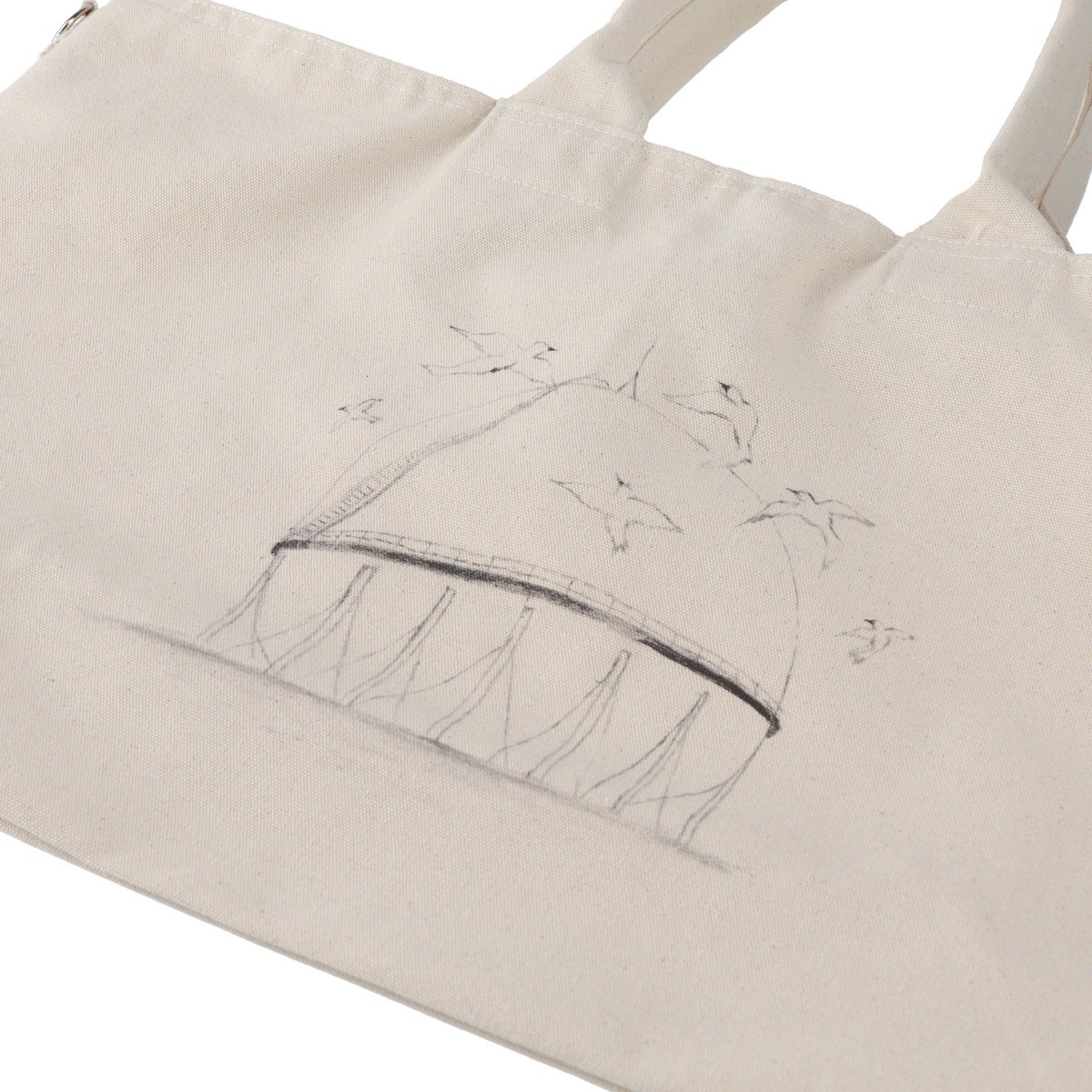 💐new goods💐
Hall Tour 2023 “タオルケットは穏やかな” 新作グッズです

「タオルケットは穏やかなツアーバッグ」
size:縦35×横46×マチ16cm
内容量:約25L

ツアーの旅に向け、頼もしいオリジナルバッグを作りました。ファスナー付きで中身も安心、ショルダーは調整/取外し可◎
絵は安藤晶子さん🕊✨