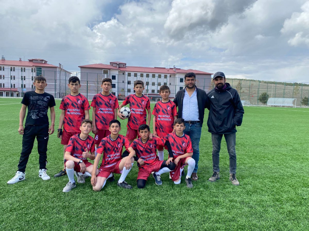 AtyoluO's tweet photo. Okulumuz spor faaliyetlerine devam ediyor. İlçe futbol ve masa tenisi turnuvalarında bizi temsil eden öğrencilerimizi tebrik ediyoruz. Emeği geçen öğrenci ve öğretmenlerimize teşekkür ederiz. #futbol #masa tenisi #erbap @skaygusuz @ErbapE @Erzurum_Mem @i_bagriyanik https://t.co/4S1nYs4ApB