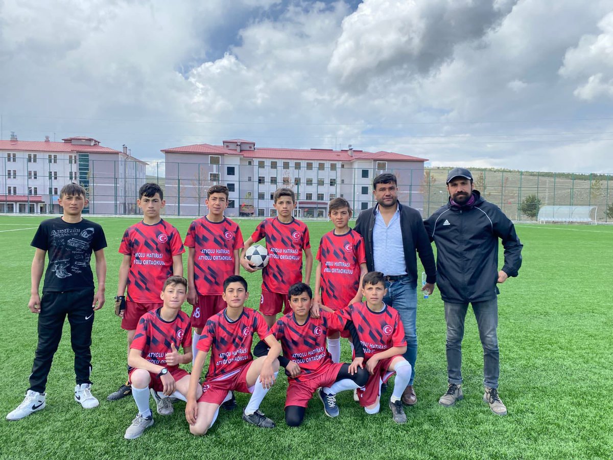 AtyoluO's tweet photo. Okulumuz spor faaliyetlerine devam ediyor. İlçe futbol ve masa tenisi turnuvalarında bizi temsil eden öğrencilerimizi tebrik ediyoruz. Emeği geçen öğrenci ve öğretmenlerimize teşekkür ederiz. #futbol #masa tenisi #erbap @skaygusuz @ErbapE @Erzurum_Mem @i_bagriyanik https://t.co/4S1nYs4ApB