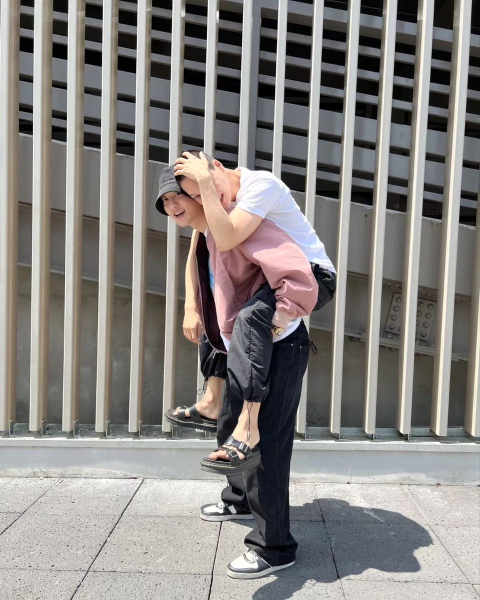 kaiarchived's tweet photo. [IG] 230511 real__pcy update with Kai (1/2)

"Don't get injured and come back safely ❤️" 
🔗: https://t.co/T6nVovJkZp

#KAI #카이 #カイ #金钟仁  
#엑소카이 @weareoneEXO https://t.co/twqVcQU6DJ