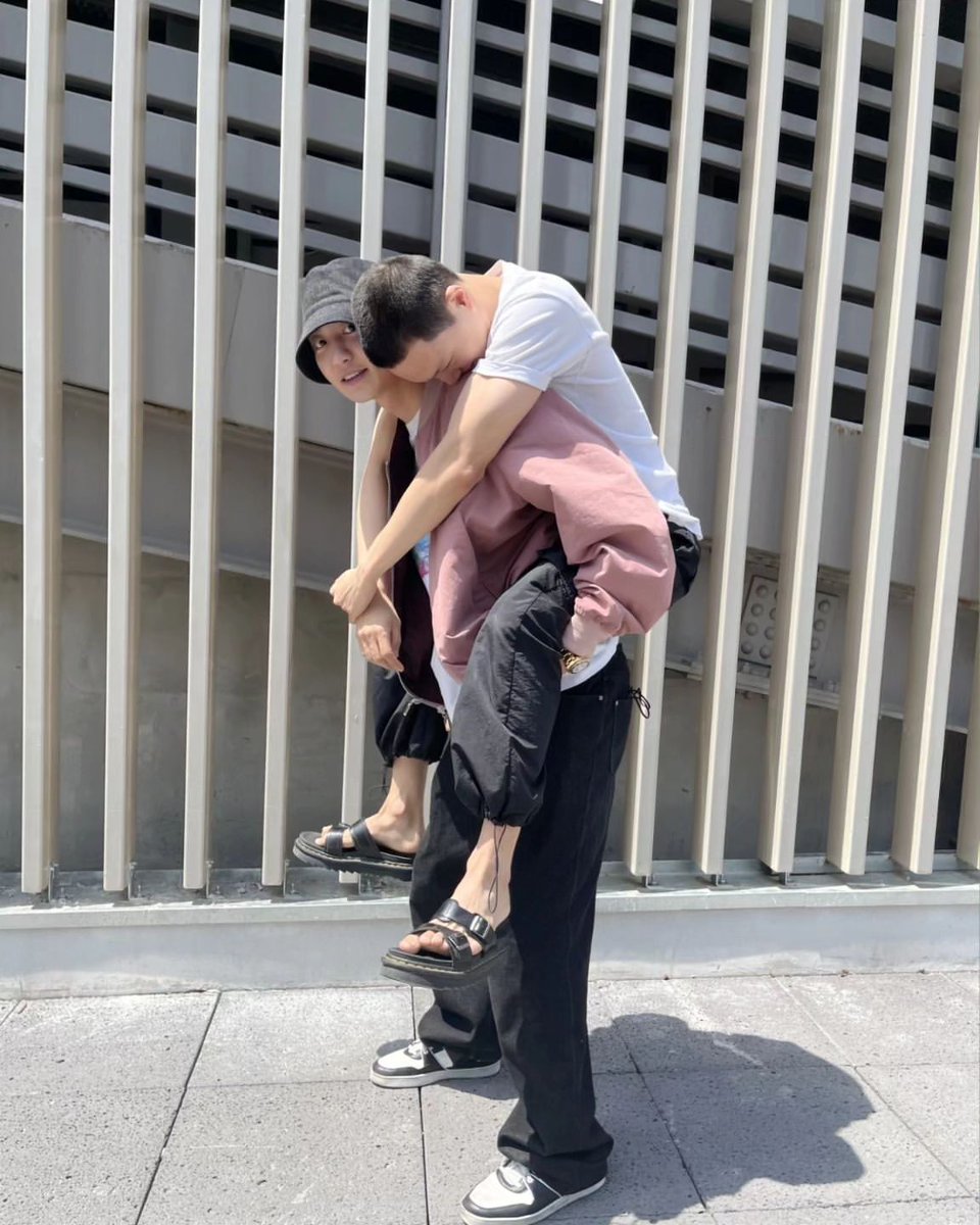 kaiarchived's tweet photo. [IG] 230511 real__pcy update with Kai (1/2)

"Don't get injured and come back safely ❤️" 
🔗: https://t.co/T6nVovJkZp

#KAI #카이 #カイ #金钟仁  
#엑소카이 @weareoneEXO https://t.co/twqVcQU6DJ