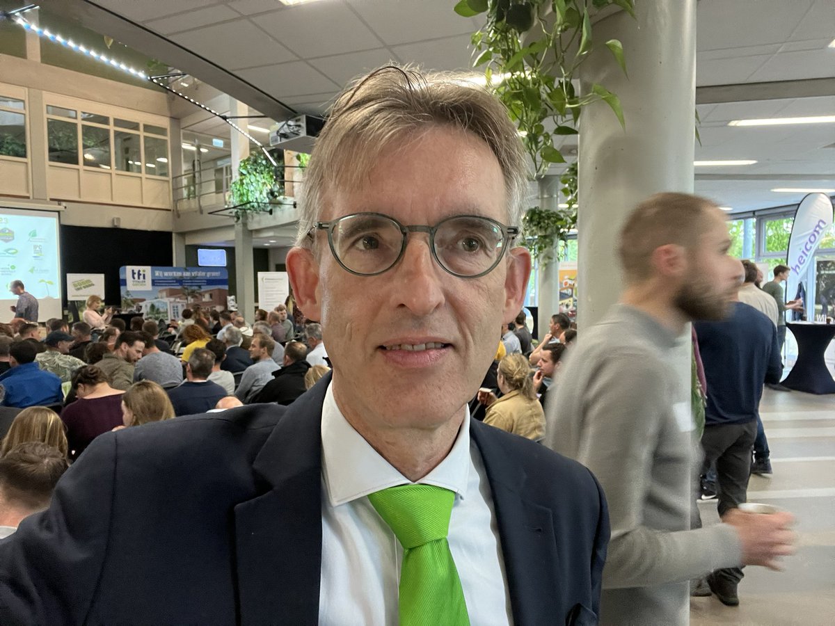 De #boominfodag is gestart bij mbo <a href="/Yuverta_scholen/">Yuverta</a> in Velp. Ook <a href="/groenkeur/">Groenkeur, duurzame kwaliteit</a> is sponsor en spreker op deze dag met 200 professionals. @stadswerk <a href="/GroenOndernemen/">Koninklijke VHG</a> #spotthegreentie