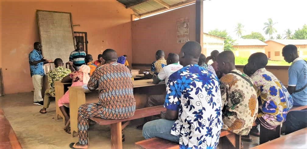 Unicef_Togo's tweet photo. Faire le rattrapage vaccinal des enfants afin de renforcer leur immunité, c’est l’objectif de ce dialogue communautaire à Agome Glozou, dans le Bas-mono. Le personnel soignant des formations sanitaires et l’Unicef au chevet des enfants.
#Unicef #VaccinesWork #OneWorldProtected https://t.co/Opfwvq0rzx