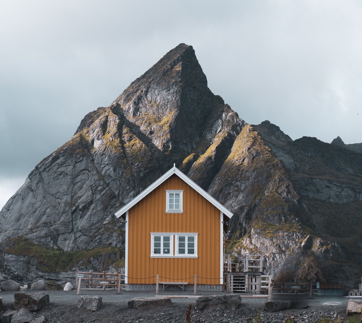 AuthScandinavia's tweet photo. Experience a Nordic adventure on the Lofoten Islands! 🏔️ This Norwegian archipelago offers scenic beauty, outdoor activities and more!

1️⃣ Rugged mountains &amp; charming fishing villages 
2️⃣ Whale-watching, hiking, kayaking 
3️⃣ Rich history &amp; warm hospitality https://t.co/dqjRz0D9w3