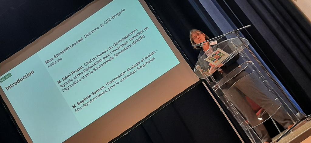 Cpeltiered's tweet photo. Aujourd'hui @BergerieNat séminaire final de restitution du #CASDAR #RESPHAIES (résilience des exploitations agricoles grâce aux haies). 
E. Lescoat ouvre la séance en présentant la Bergerie et ses actions techniques et pédagogiques œuvrant aux transitions et à l'agroécologie https://t.co/FuCkikdntq