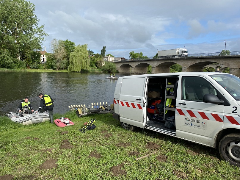 PrefAquitaine33's tweet photo. 💧Les agents de la direction régionale de l'environnement, de l'aménagement et du logement de #NouvelleAquitaine ont effectué des mesures de débit de la Vienne à la station d'hydrométrie de Mazerolles (86).

Découvrez les différentes missions de la DREAL➡️https://t.co/7eUZzejqa7 https://t.co/ZQixnSez7a