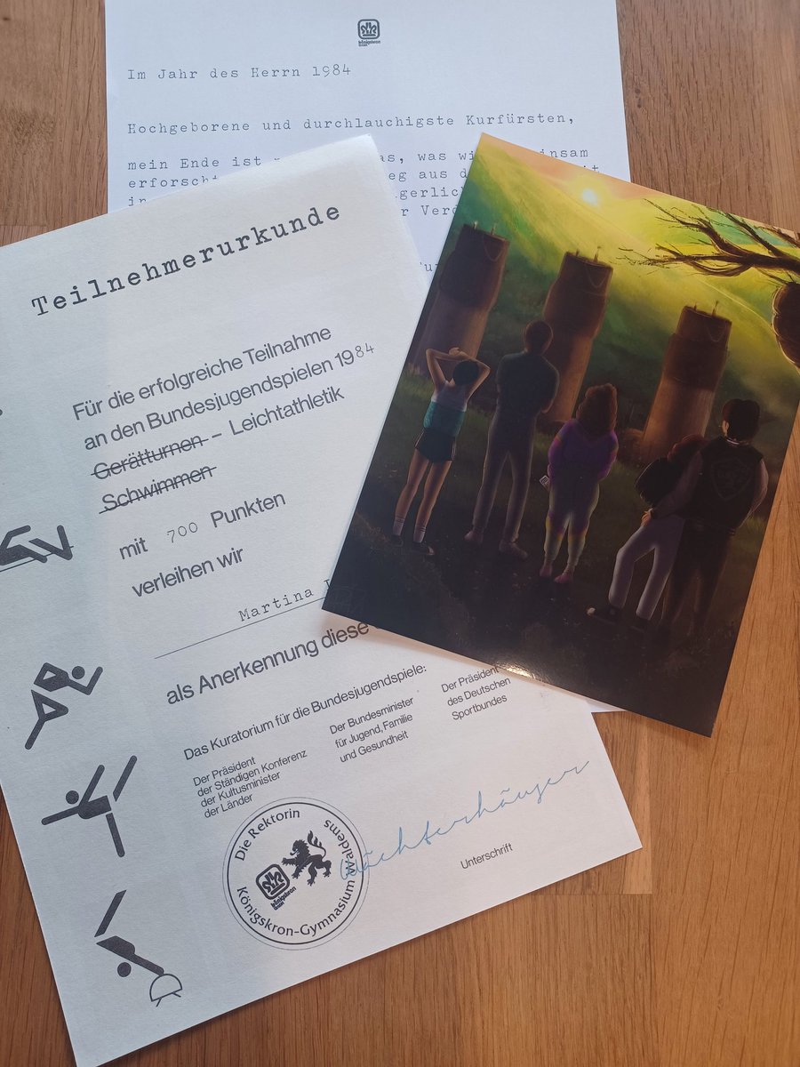 Zum Abschluss der Abenteuer im Taunus haben alle Kinder einen Brief, ihre Urkunde von den Bundesjugendspielen und ein Bild der Gruppe (gezeichnet von @phintastic_) von mir erhalten. #TalesfromtheLoop #pnpde #TftL @ena_tier <a href="/CdrMeiloorun/">Cortana</a>