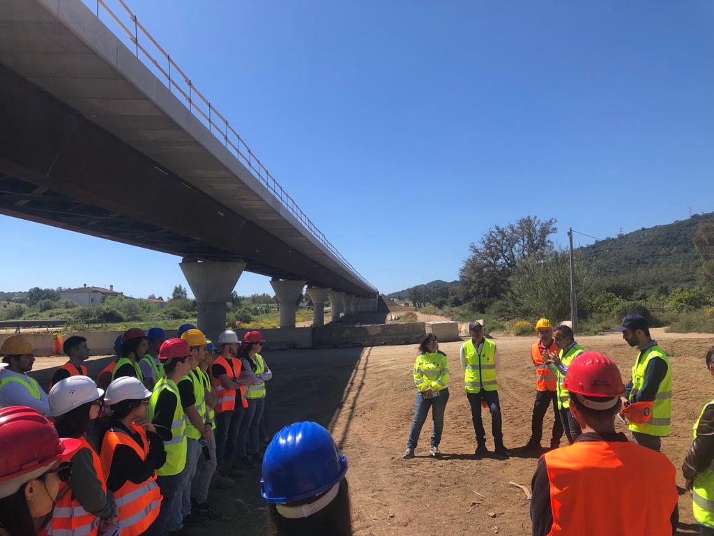 StradeAnas's tweet photo. 📸 Nei giorni scorsi un gruppo di studenti della facoltà di Ingegneria dell’@univca, ha visitato il cantiere #Anas della #SS125 “Nuova Orientale Sarda”, a Tortolì. https://t.co/LgFKKH7TEz