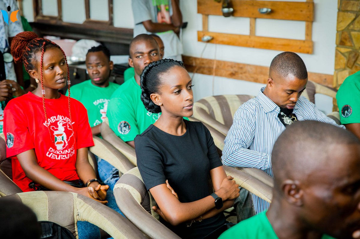 MagazineJimbere's tweet photo. 🎙️ Léonce Ngabo, parrain du Festival #DukundeUburundi, a félicité les initiateurs, promettant qu’il fera de son mieux pour que cette première édition soit un succès. Il a aussi profité de l’occasion pour prodiguer des conseils à ses confrères artistes concernant les chansons suspendues de diffusion au #Burundi par la @CNC_BURUNDI

🤷🏾‍♂️ Pour lui un chanteur est aussi un éducateur. Il interpelle les musiciens à connaître leur milieu: "Si vous voulez chanter au Burundi et pour les Burundais, vous devez vous conformer aux mœurs et à la #culture burundaise"

#youth