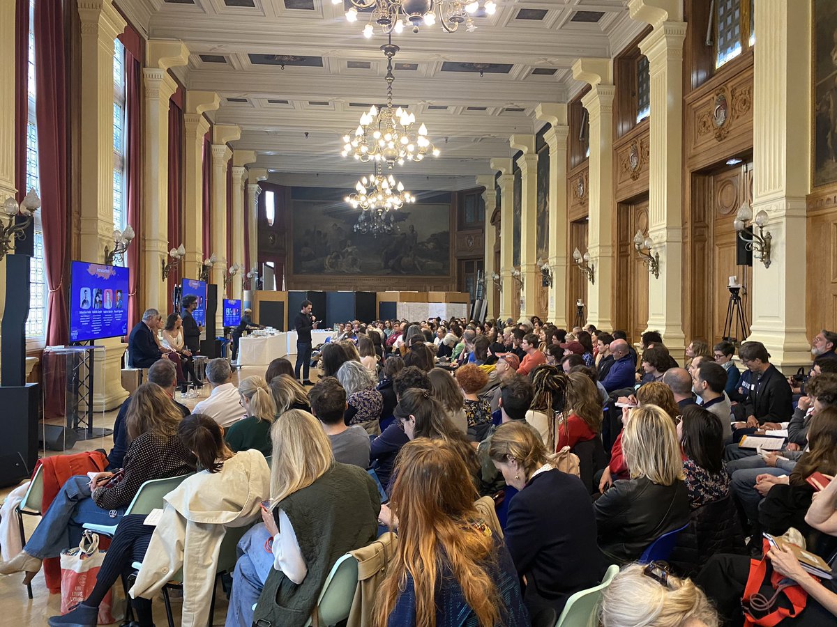 #nouveauxrecits #assembleecitoyennedesimaginaires une journée inspirante animée par <a href="/sebastienfolin/">Sébastien Folin ✊🏾🧡</a> qui démarre avec plus de 300 personnes ! Révélation des premiers résultats de l’enquête 2000 personnes 25000 contributions déjà reçues ! @psignolet <a href="/VZoydo/">Valérie Zoydo</a> <a href="/antoinebrachet/">Antoine Brachet</a> <a href="/val0112/">ValérieMartin</a>