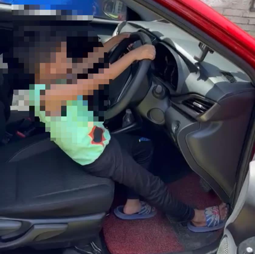 MalaysiaGazette's tweet photo. #TERKINI : Tiada unsur mistik dalam kejadian budak enam tahun pandu kereta, sebaliknya kanak-kanak itu sendiri menunjukkan cara pemanduannya - Ketua Polis Daerah Langkawi. 

#MalaysiaGazette https://t.co/JPk8UXkmkJ