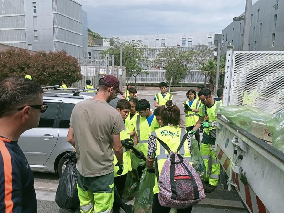 Candidats au Prix de l'Education Citoyenne, les élèves de la 5ème Engagement et Citoyenneté et de la 6ème Education au Développement Durable ont participé, avec leurs professeurs <a href="/LydiaRossi3/">Lydia Rossi</a> et <a href="/HesseRoland/">Hesse</a> à l'opération Agissons pour l'environnement organisée par <a href="/VilledeNice/">Ville de Nice</a>