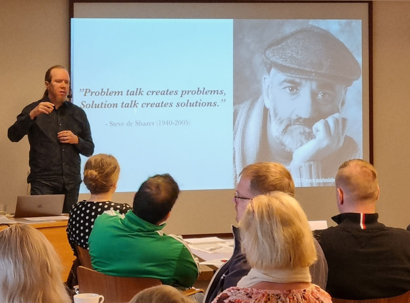 Ongelmapuheet aiheuttavat ongelmia. Ratkaisupuheet luovat ratkaisuja. #jyuemba Johtamisen Psykodynamiikka -ohjelmassa pohdinnassa työn merkityksellisyys <a href="/apskarp/">Ari-Pekka Skarp</a> #menestyjohtajana #johtaminen