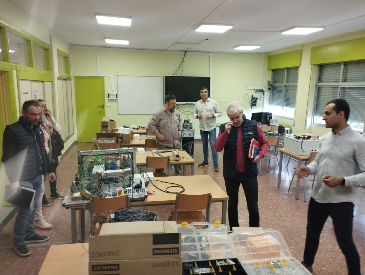 Reunión de trabajo entre @cifpsimondecolonia y @cdonibane en Burgos.
Analizando formaciones y proyectos conjuntos como Centros de Excelencia.
#fp 
#lanbideheziketa #vocationaltraining
#fabricacionautomatizada
