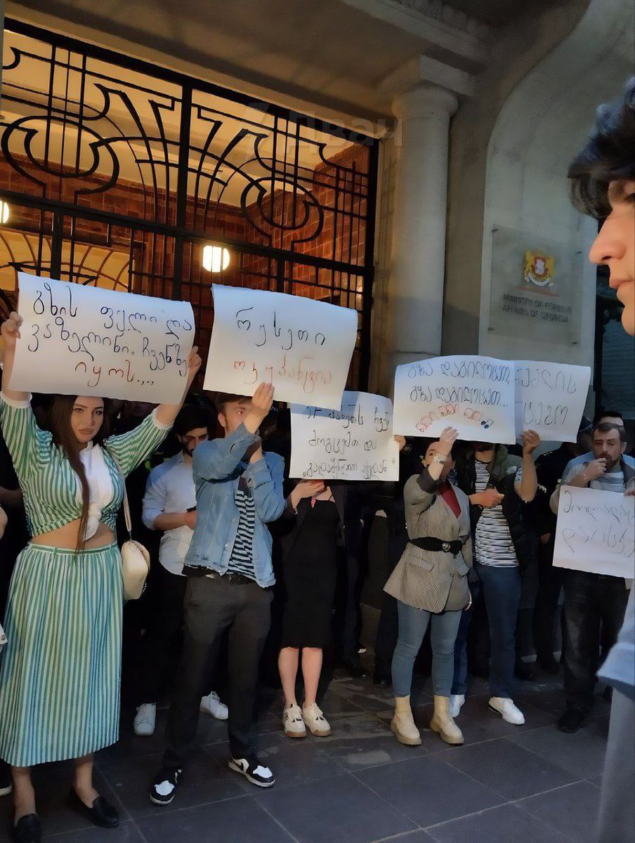 karpov16's tweet photo. La #Russie a annulé les visas pour les géorgiens. 🤩🇬🇪 Et une bande des idiots est allé hier protester dans la rue. 🤦‍♀️😂 Avez-vous déjà vu des citoyens d'un pays se rassembler « spontanément » 😂 en colère contre la « libre circulation »?! Gratuitement 😂🍷 #LoveGeorgia https://t.co/A8eCp3ZZ9e