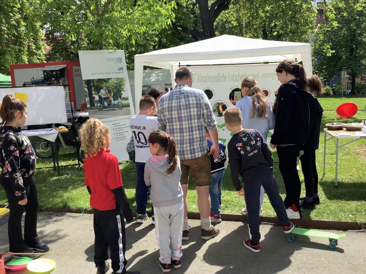 Clean_Cultures's tweet photo. Intervention 3 in #Eggenberg was a great success!🌳👪
How much CO2 emissions are saved by climate-friendly decisions and which behavioural changes are easier to implement than others? These issues were addressed in our #climate game.🎯🌏💭
#climatefriendlybehaviour #cleancultures https://t.co/339G7CZx0f