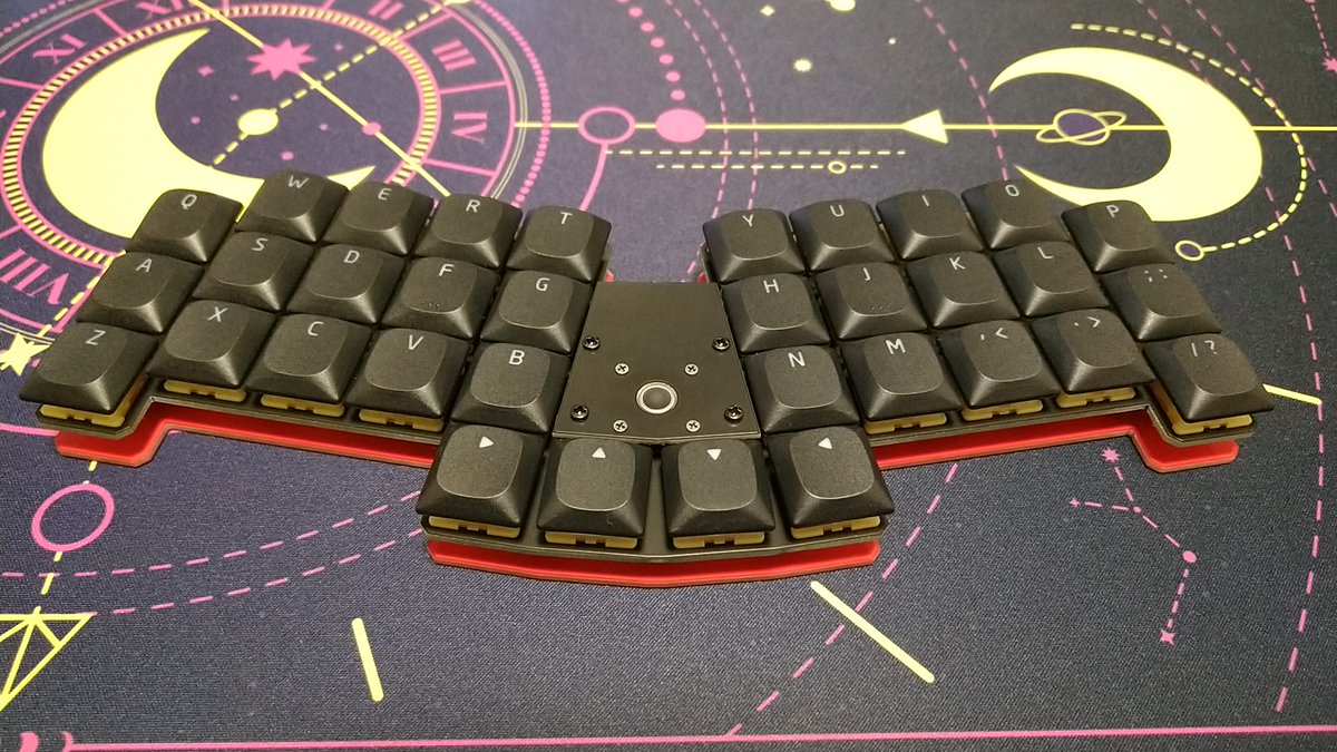is_watering's tweet photo. PCBの到着が待ちきれず、プレートだけで組んでしまった
このミニマルな感じたまらんな…
#EndZone34 https://t.co/8shK1JkW3p