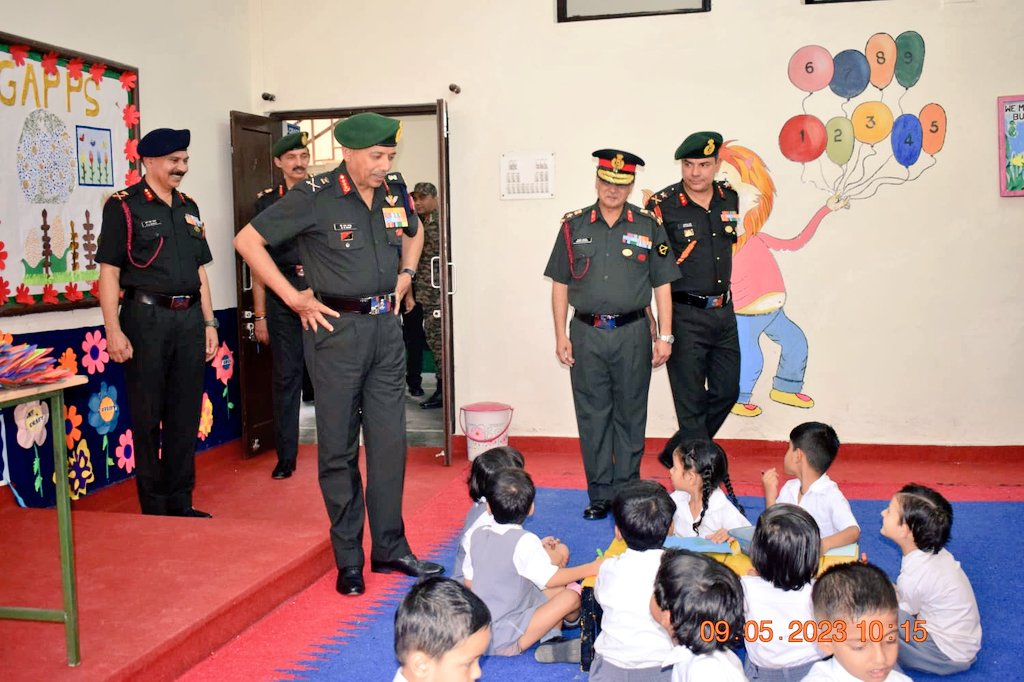 PRODefRjsthn's tweet photo. Army Cdr #SaptaShaktiCommand Lt Gen BS Raju visited #Alwar Military Station @SWComd_IA
Reviewed #oppreparedness as well administrative aspects of the formation
Exhorted all ranks to be mission oriented,excel professionally &amp; stay committed to duty 
#HarKaamDeshKeNaam
#IndianArmy https://t.co/Aa5ycY1TMD