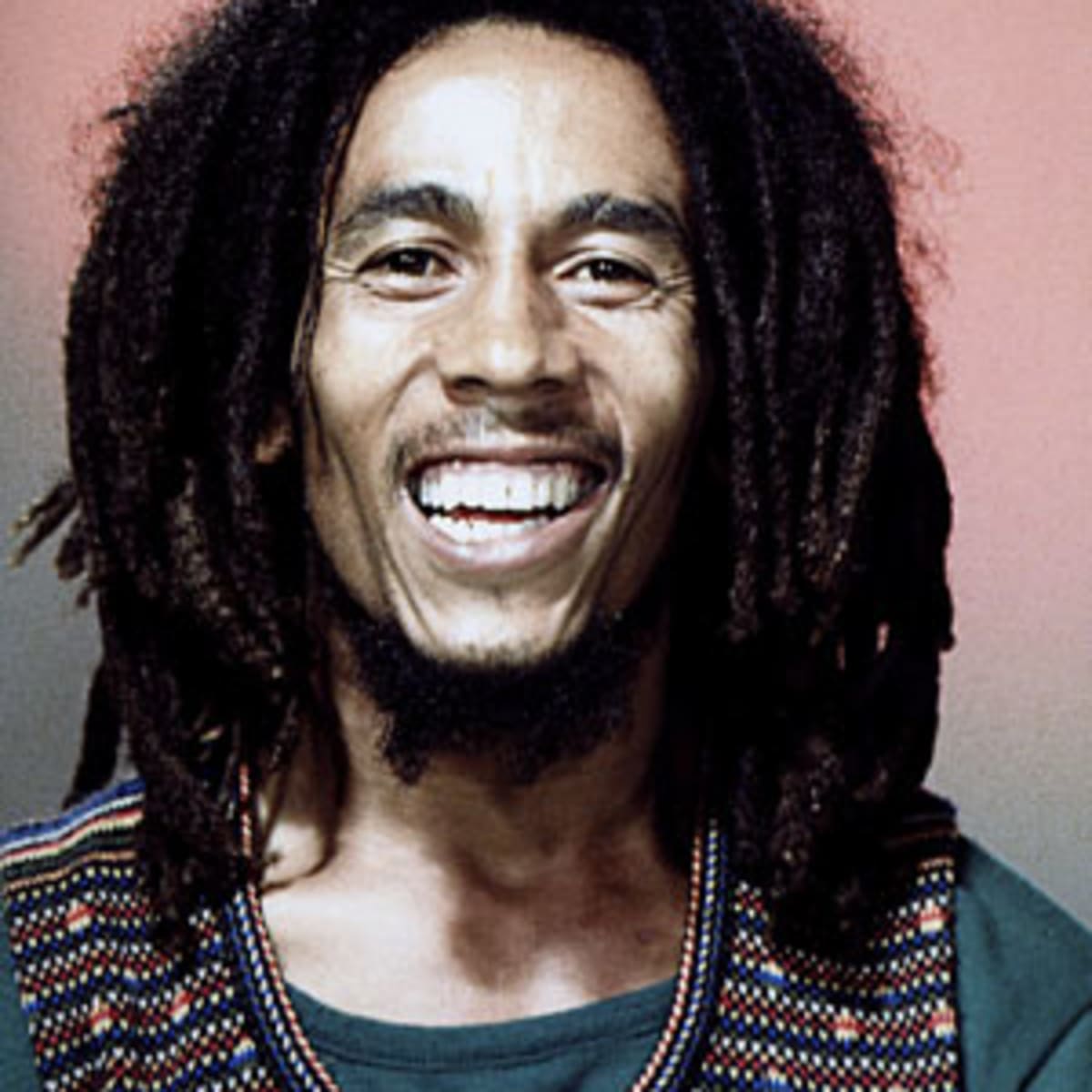 EsaoBEWEKEDI's tweet photo. #JeudiConfesssion
Au début, quand on m'appelait Bob Marley à cause des locs ça m'énervait !
En fin de compte, c'est un honneur d'être appelé ainsi, car Bob est une légende! Ça me motive aussi à être une légende par qui on va appeler les autres. RIP king 👑❤️💛💚🎸
#LocsNation https://t.co/KkfdHiNRqa