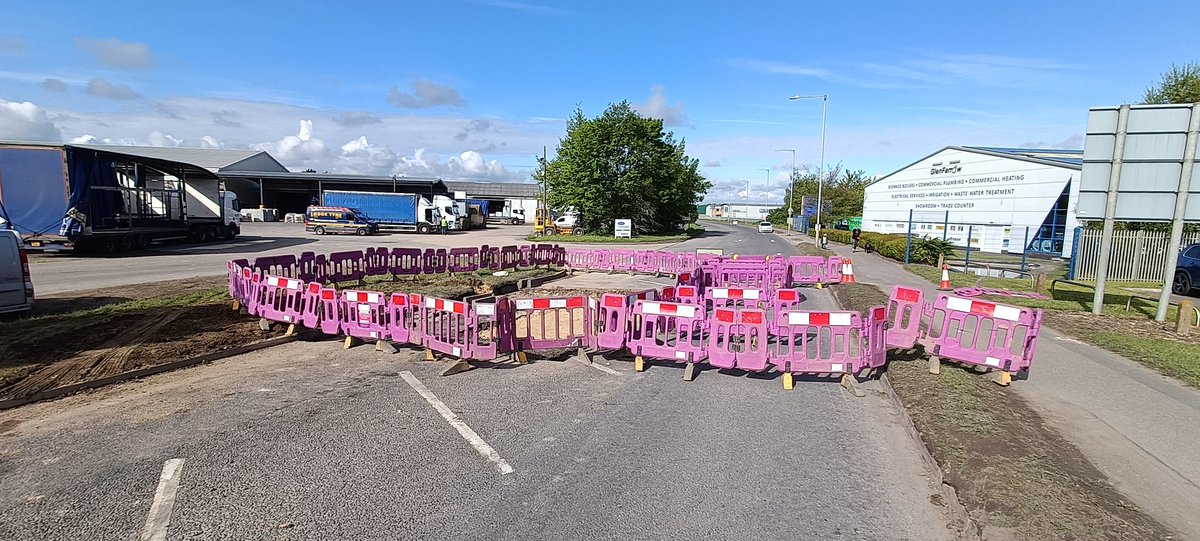 BowserAndy's tweet photo. @AnglianWater Your closure at Wardentree Lane, Spalding is causing traffic mayhem.  No AW staff here today.  No tarmac in the hole.  Flower parade Saturday. What's going on? https://t.co/AeivKkRV0o