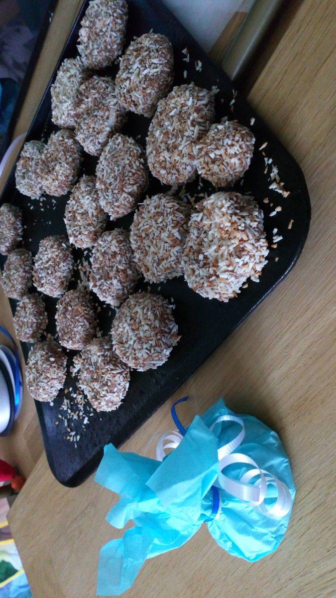 You lucky Albists...mak sure ye oversubscribe tae the raffle on Saturday in Eden Court so ye might win these scrumptious macaroons (worry not @margaret_tervit, a wee swag of coconut-free sweeteners will be planked 😜).
@albaequalities