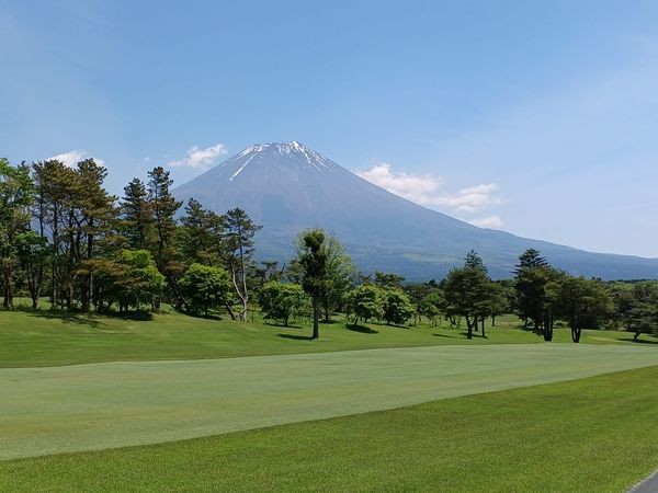 cherry05_10's tweet photo. ゴルフ探訪でやっていた
朝霧ジャンボリーの
マグロ、上手すぎました！
大満足。
天気と富士山も、最高。
スコアは91、微妙(笑)
#ゴルフ好きと繋がりたい #ゴルフ #ゴルフ女子 #ゴルフ場 #ゴルフ練習 #ゴルフ初心者 https://t.co/YWyDCYH3GH