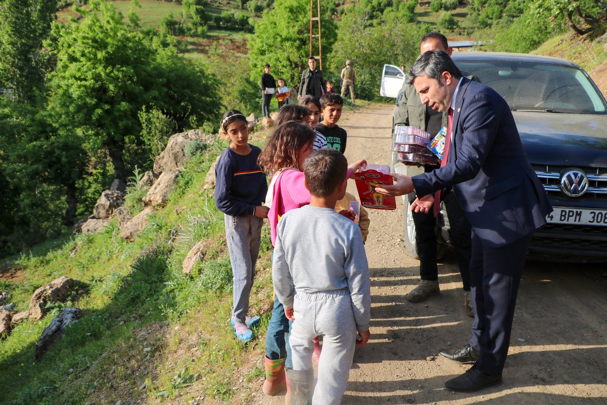 İlçe Kaymakamımız Sn <a href="/EmrahBTN58/">Emrah BÜTÜN</a> ,İl J.Komutanı Tuğgeneral Emrullah BÜYÜK,İlçe Belediye Başkanı Sn Necat CELLEK ve beraberindeki heyet ile birlikte Ormanbağı Şehit Hayrettin DİNDAR İlk ve Ortaokulunu ve Karaca Köyü İlkokulunu ziyaret edip,vatandaş ve öğrencilerimizle sohbet etti.