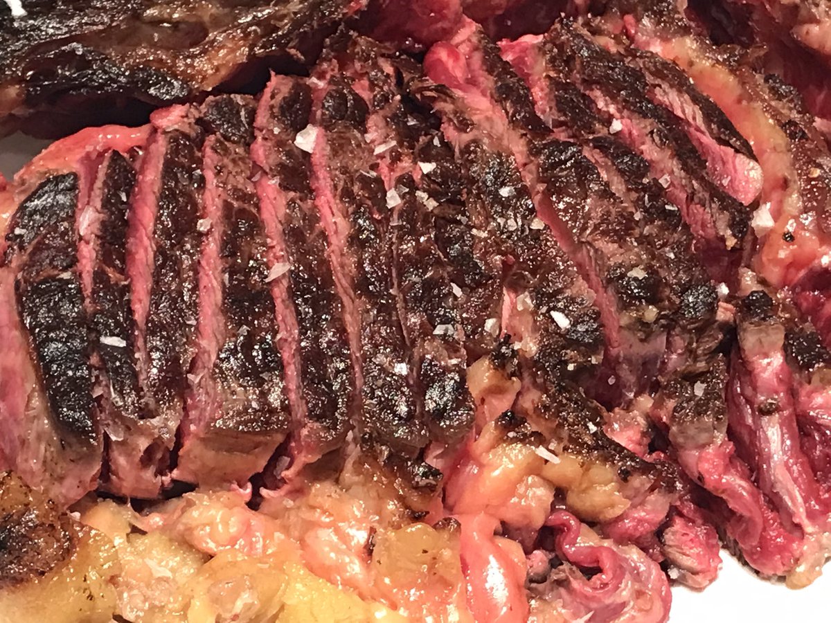 inigoladronm's tweet photo. #Restaurante @amarenbilbao (#hambueyseria) templo #txuletas en #Bilbao (101 mejores del mundo: #worldbeststeakrestaurants) 🥩🔥2’5Kg #BueySimmental y 2’7Kg #VacaCruzada! 😳😍 #txuleta #buey #vaca #berrendo #angus #angusaberdeen #holstein #gastronomia #vizcaya #paisvasco #euskadi https://t.co/zW934Czzj5