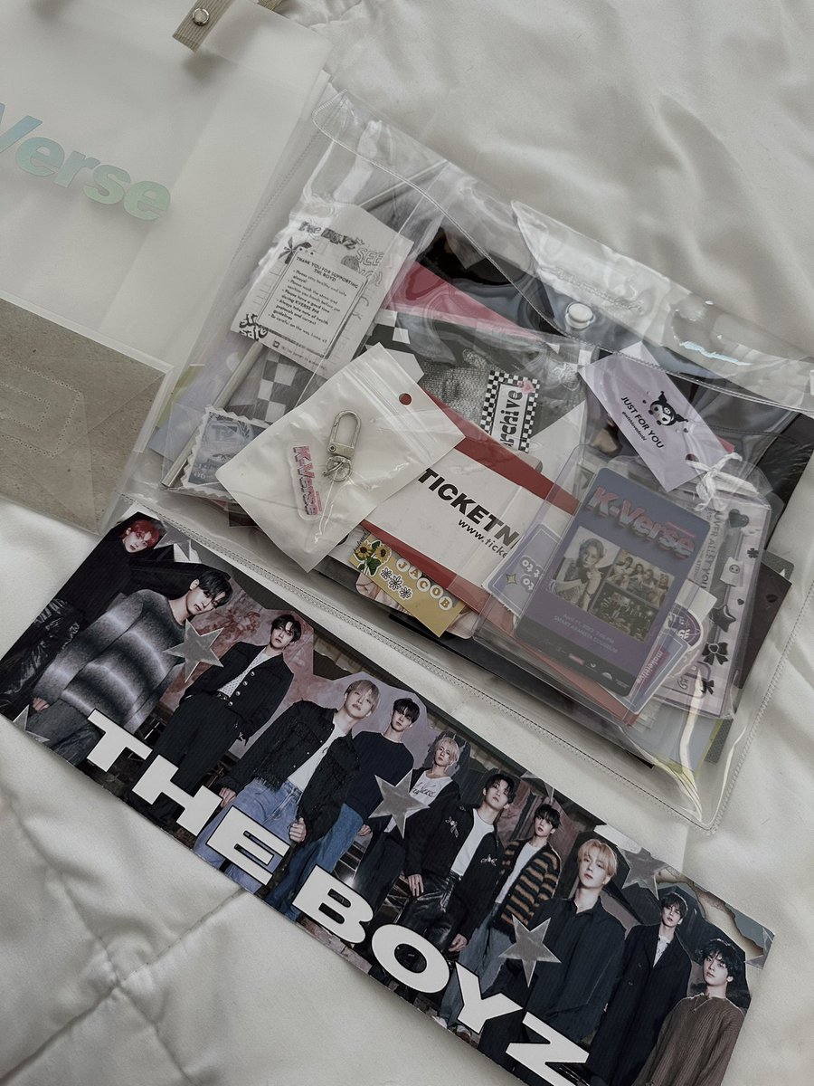 ksnowcloud's tweet photo. it's been a month since kverse 🥺🪐 https://t.co/rWY0lPpLky
