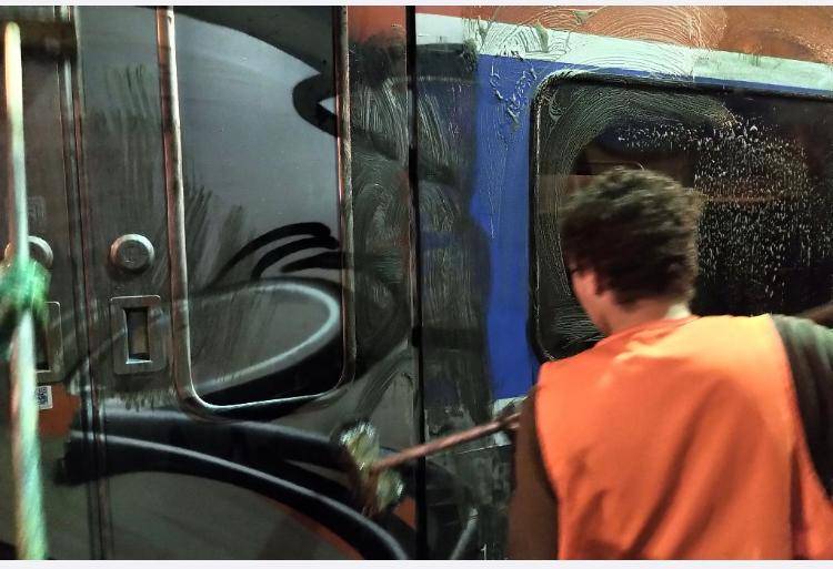 ceskedrahy_'s tweet image. Vyčištěno dalších 800 m2!!!  

Právě z takové plochy zvládli odstranit naši kolegové #graffity na vlacích ČD během prodlouženého víkendu.  @StredoceskyK @PIDoficialni 

#spolecne #zacistevlaky #bezgraffiti