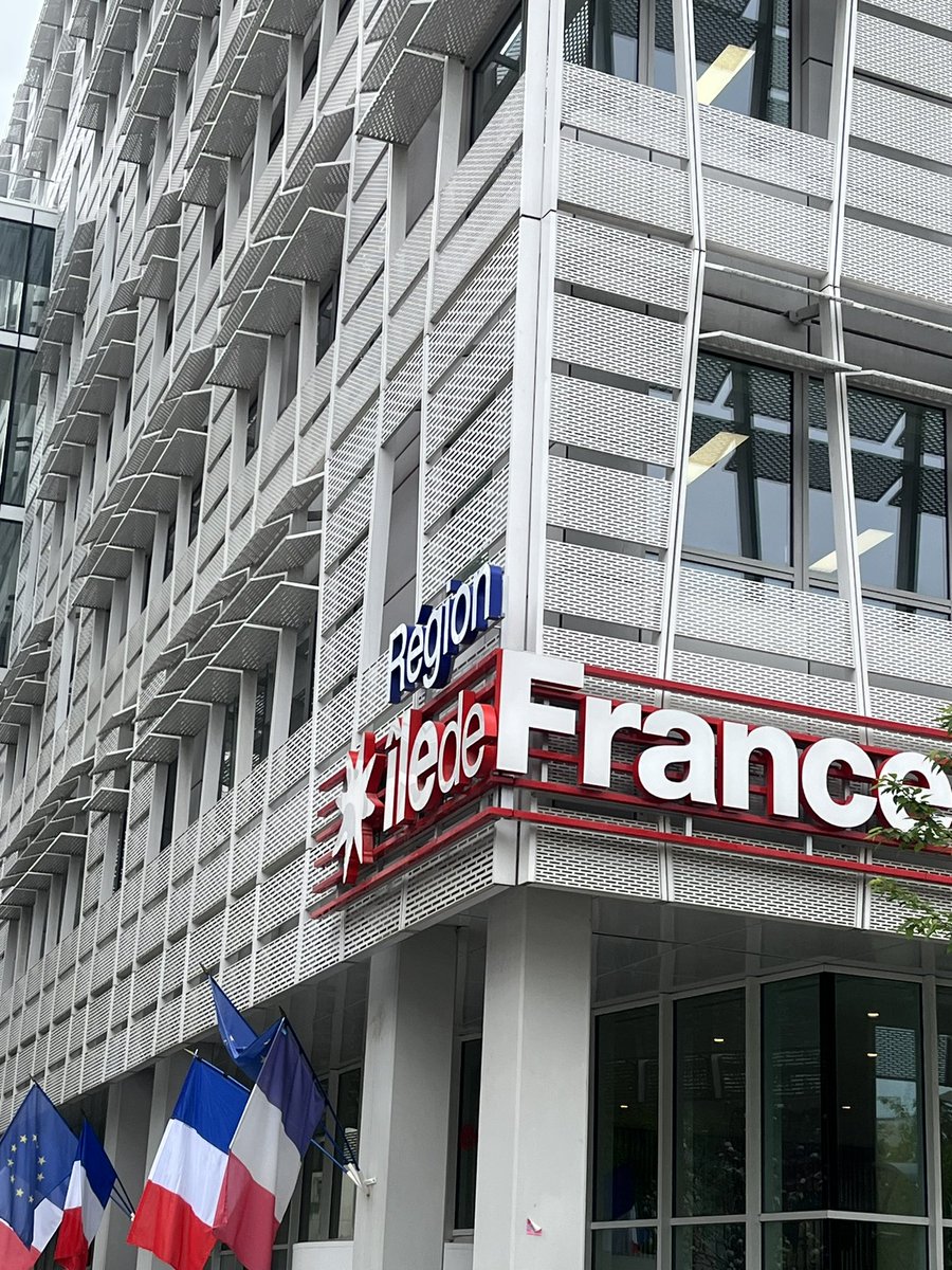 isabelleCoustet's tweet photo. Aujourd’hui direction Saint Ouen ! Je rencontre le service Europe & International de la Région @IdFEurope, occasion de projeter le film #Prixlux du cinéma européen #9mai pour tous les agents du conseil régional @iledefrance https://t.co/qIrjFBzKGH https://t.co/PWN4RnAs7i