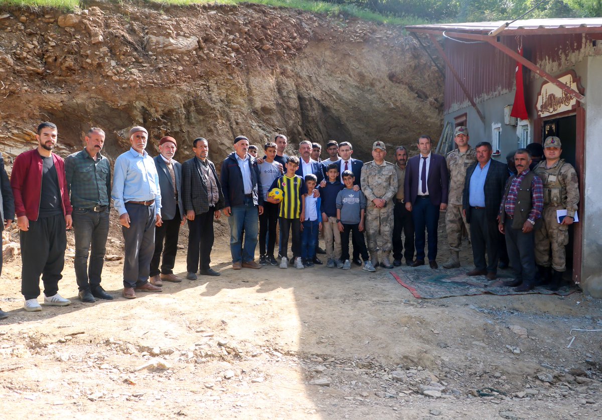 İlçe Kaymakamımız Sn <a href="/EmrahBTN58/">Emrah BÜTÜN</a> ,İl J.Komutanı Tuğgeneral Emrullah BÜYÜK,İlçe Belediye Başkanı Sn Necat CELLEK ve beraberindeki heyetle birlikte Yayladağ,Doğruca,Yarımtepe ve Hürmüz Köylerini ziyaret ederek vatandaşlarımızla bir araya gelip, köylerimize yönelik sohbette bulundu.