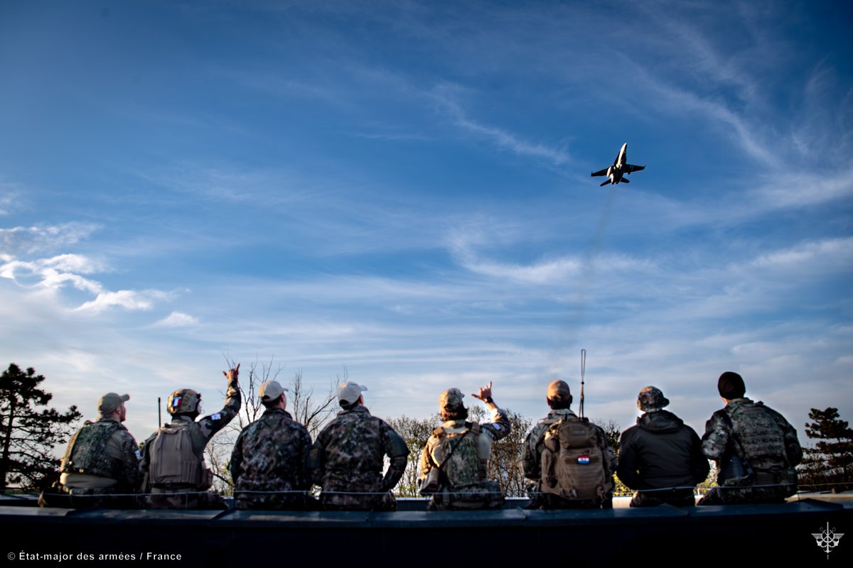 #JeudiPhoto Raise your eyes! 👀
On Earth as in the sky, #NATO troups are everywhere!
#StrongerTogether #WeAreAllies #EveryWhereAnyTime