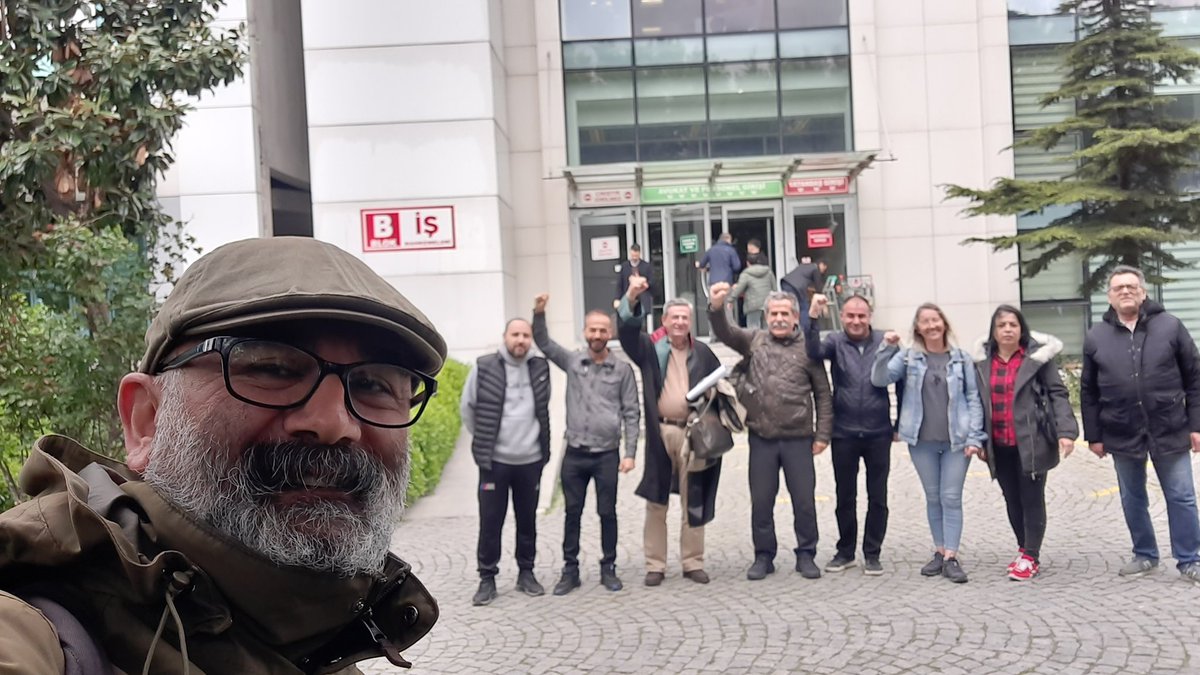 Real Market Direnişi İş Mahkemelerinde sürüyor.İşçilerin yasal tazminatlarından Metro AG ve Media Markt'ın sorumluluğuna ilişkin dava Yenibosna Adliyesi 38.İş Mahkemesinde devam ediyor.Duruşmaya Avukatımız F. Ayhan Erkan,Genel Başkanımız Ali Rıza Küçükosmanoğlu ile birlikte Real