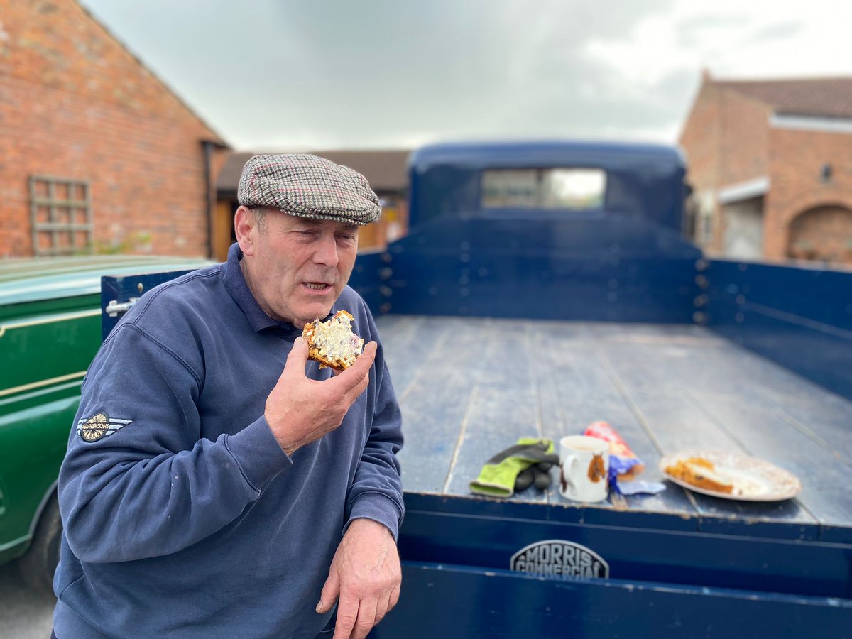 AirTV_UK's tweet image. Series 2 of #BangersAndCash #RestoringClassics starts at 8pm tonight. Meanwhile, Derek&apos;s out and about sampling the vendor&apos;s carrot cake!