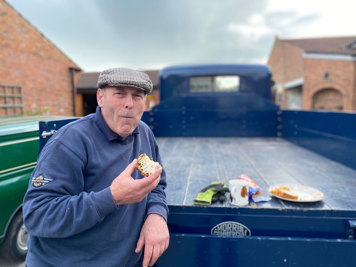 AirTV_UK's tweet image. Series 2 of #BangersAndCash #RestoringClassics starts at 8pm tonight. Meanwhile, Derek&apos;s out and about sampling the vendor&apos;s carrot cake!